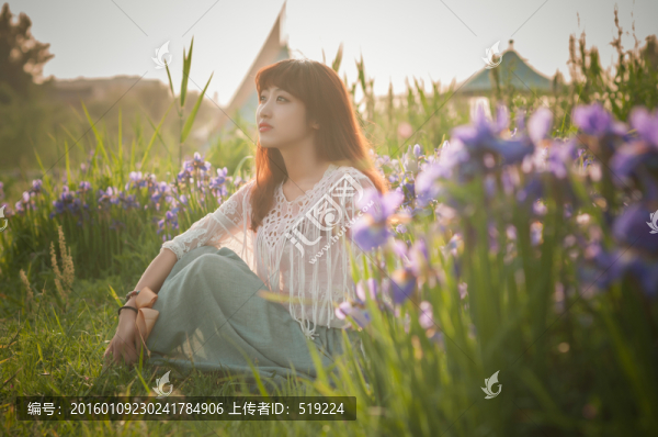 花叢里坐著的女孩