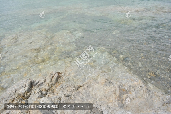 清澈見(jiàn)底的納木錯(cuò)