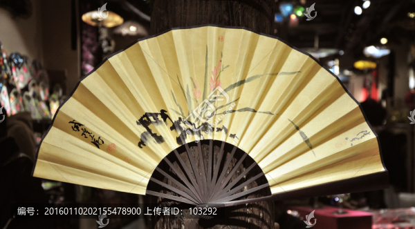 畫有水墨蘭花的折扇