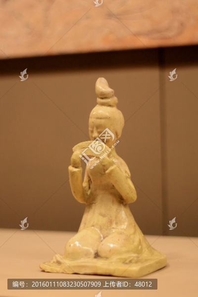 唐黃釉吹排簫女坐俑