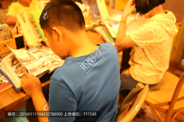 讀書(shū)的孩子