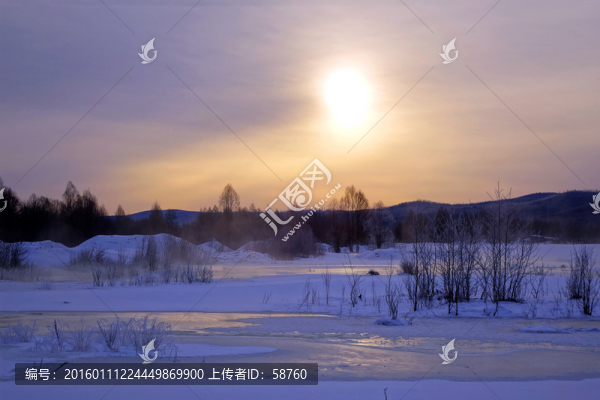 太陽(yáng)照耀的冰河雪原