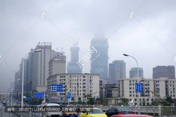 長(zhǎng)沙市雨霧中的建筑群