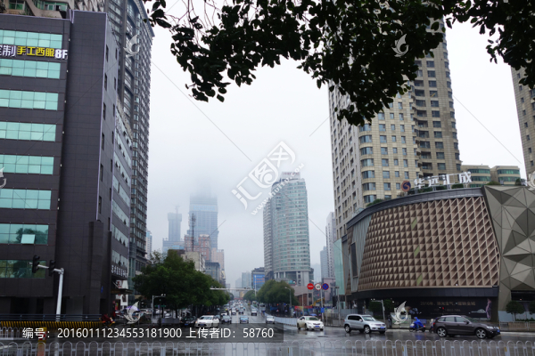 長沙市雨霧中的街景