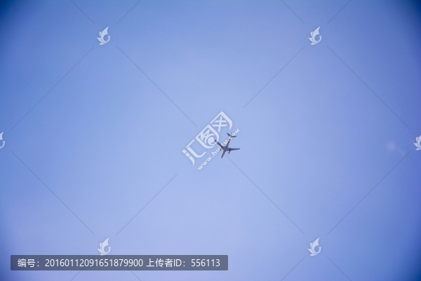 藍(lán)天下的飛機(jī)