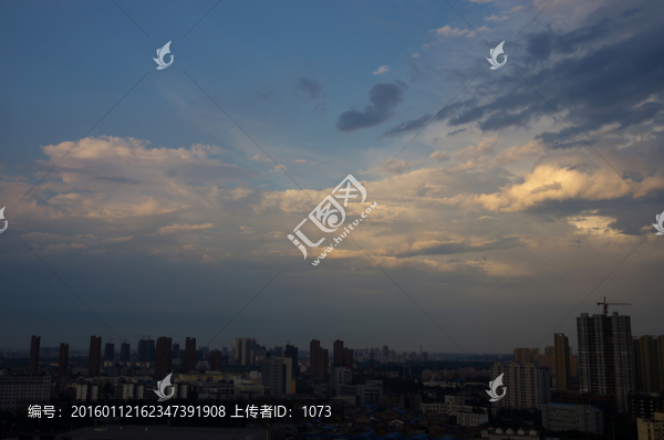 城市上空的云天
