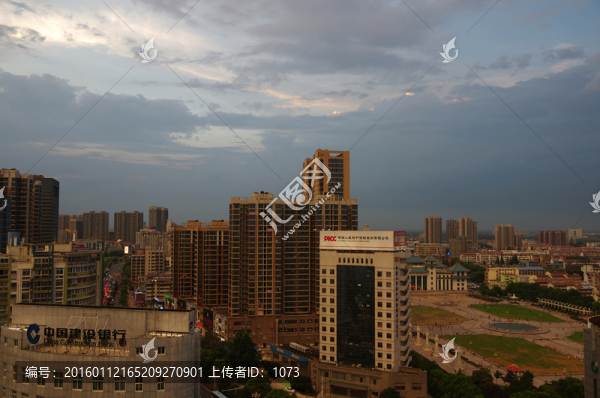 城市傍晚