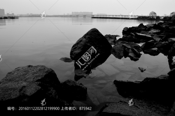 石頭與湖泊