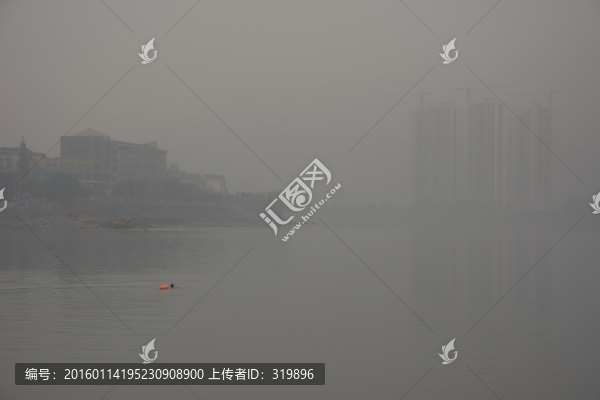 霧霾里的冬泳者