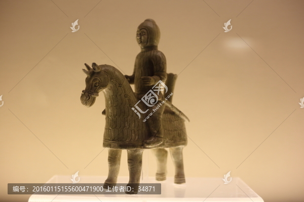 青釉騎馬俑