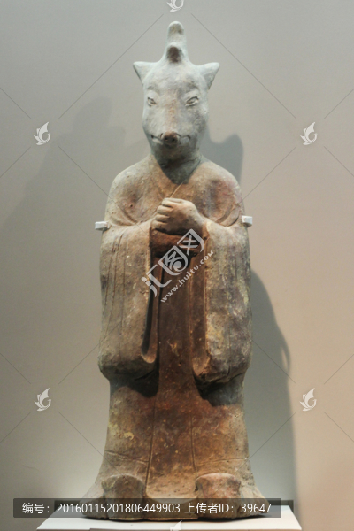 獨(dú)角羊咀神獸俑