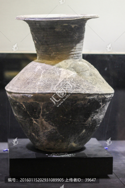 黑衣陶尊