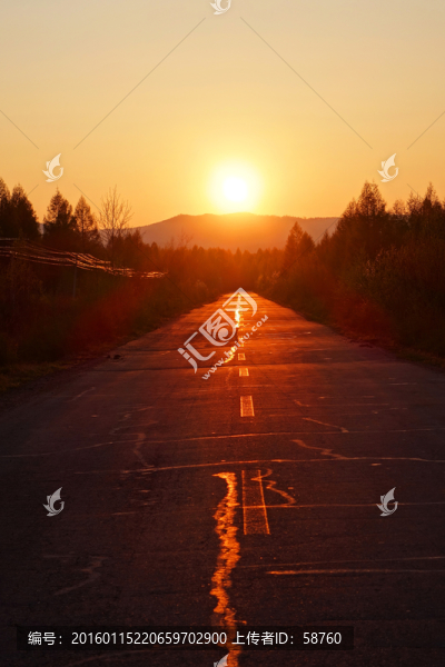 山路日落