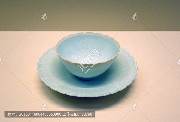 白釉葉脈紋印花花口盤(pán)