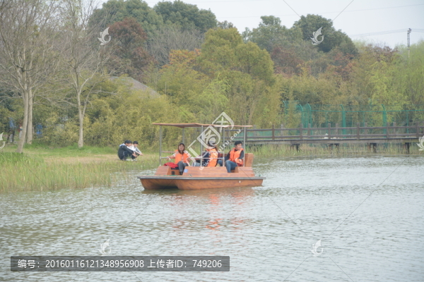 劃船游湖