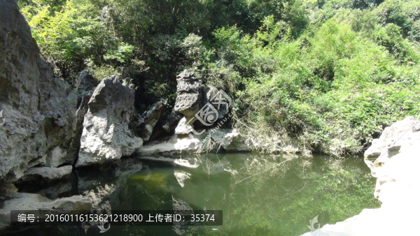 深山泉水