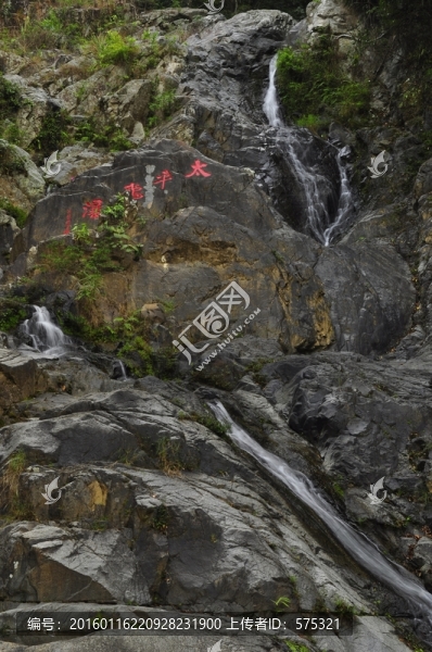 山谷泉水