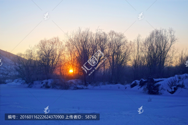林海雪原日出時(shí)的風(fēng)景