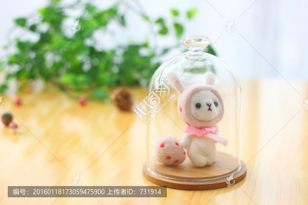 純手工羊毛氈草莓兔玩偶