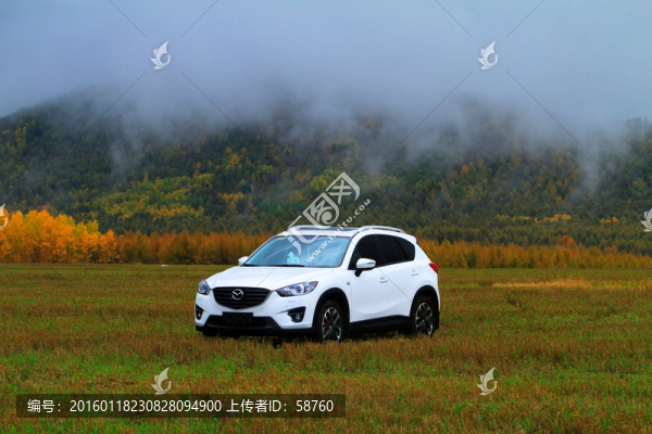 秋野上的SUV越野車