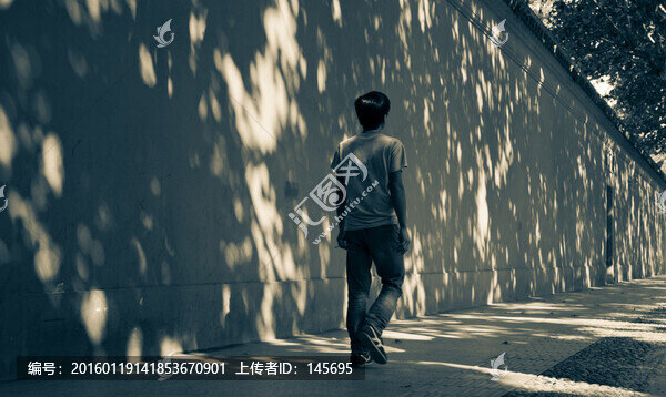 樹影下行走的男生