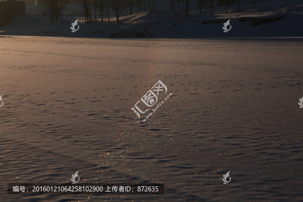 雪地彩虹