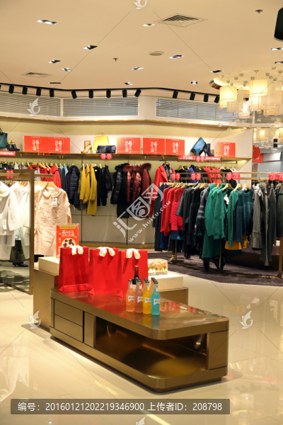 商場(chǎng)內(nèi)景