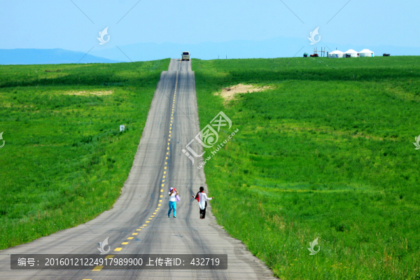 夏季草原上的公路