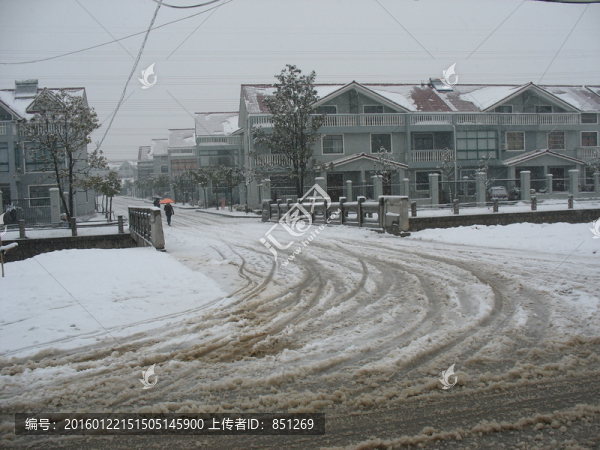 雪中的路橋