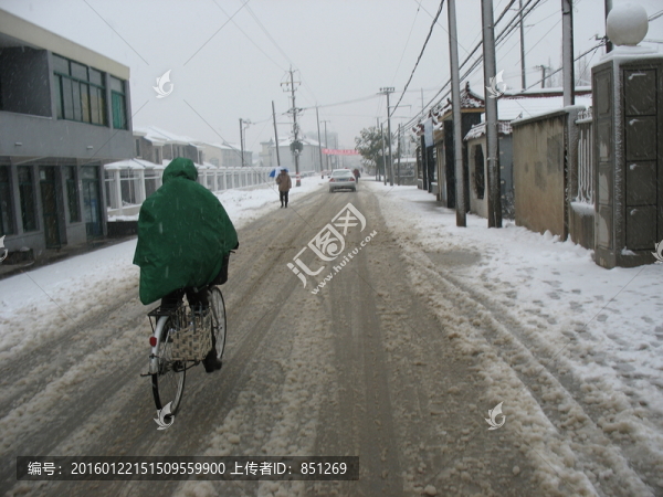 雪中騎車人