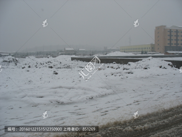 大雪覆蓋的堆場