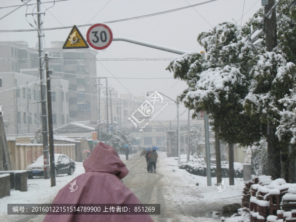 雪中學(xué)校道口