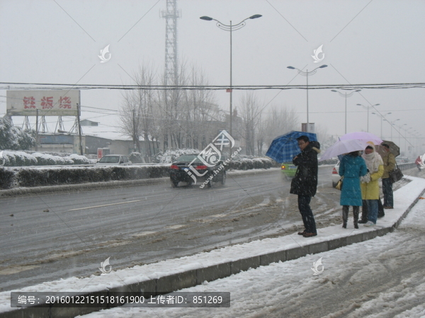 大雪早晨等車的人