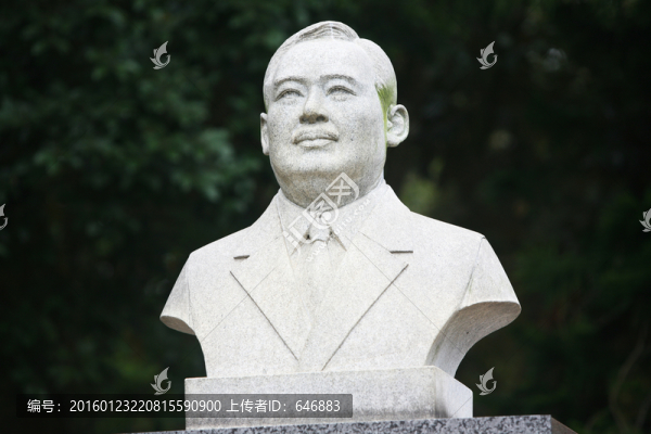 宋耀如雕像