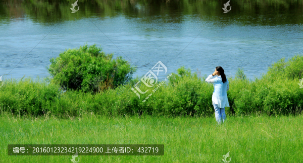 額爾古納河邊的女人背影
