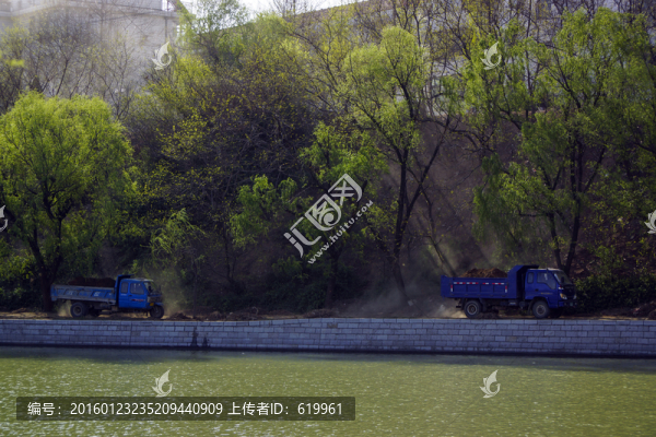 岸邊春色