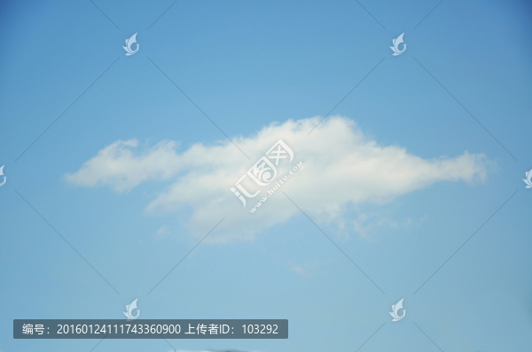 天空中鯨魚狀的白云