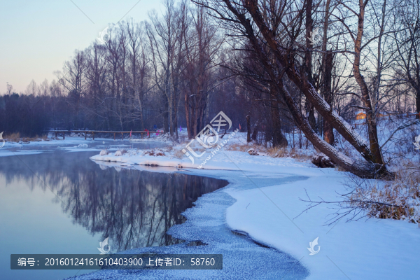 河流樹林雪景