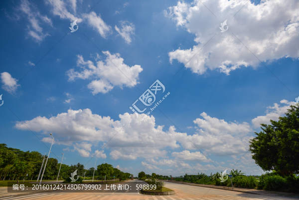 開(kāi)闊公路藍(lán)天白云