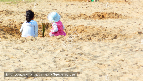 沙灘上的小孩