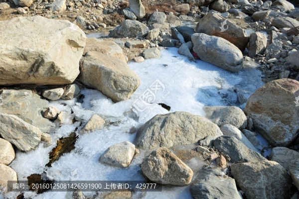 河底臥雪