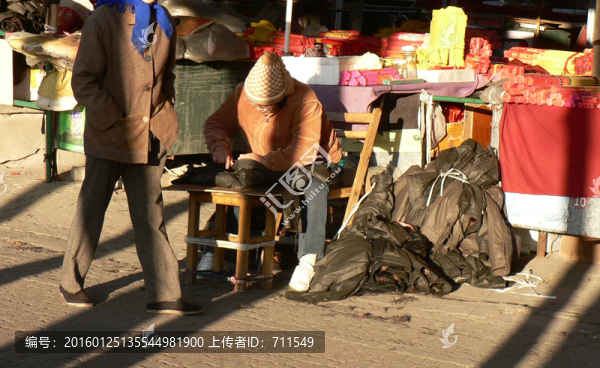 早晨路邊修補衣服的攤販