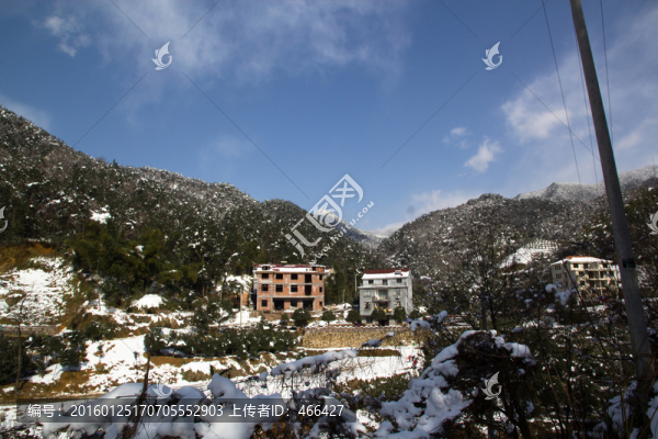 鄉(xiāng)村雪景,山岳,藍天白云樹