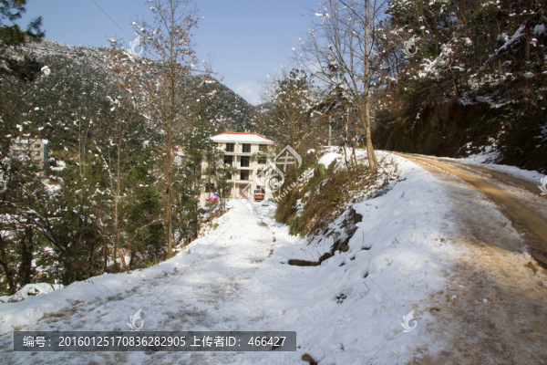 鄉(xiāng)村雪景,山岳,藍(lán)天白云樹(shù)