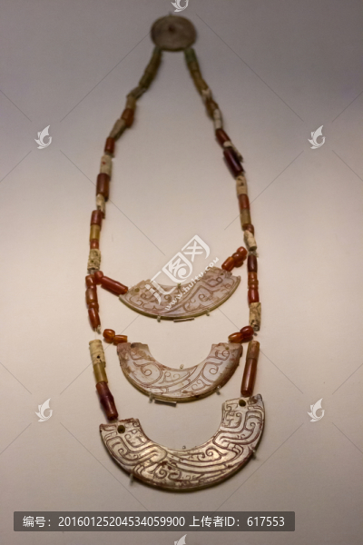 三聯(lián)白玉佩