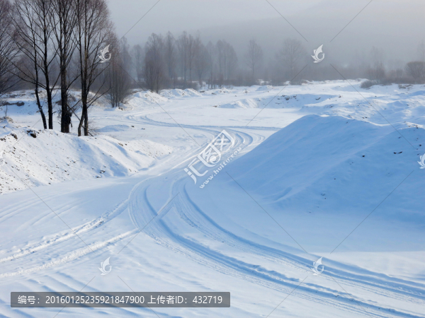 冬季森林雪地車(chē)轍