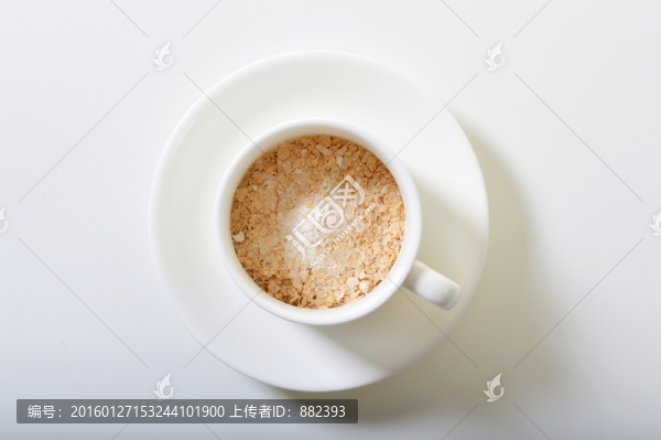 一杯未沖泡的麥片