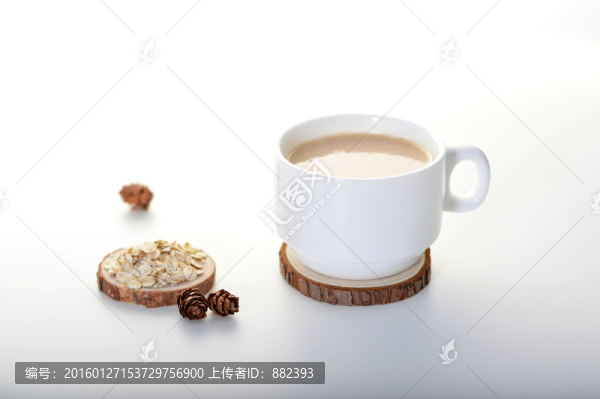 木片上的牛奶麥片