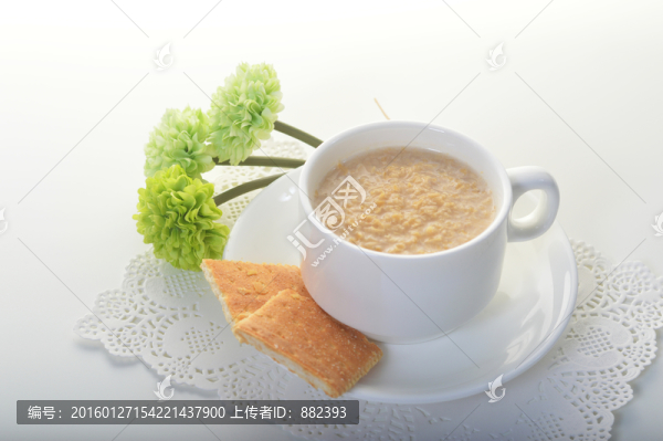 牛奶麥片和綠色花朵