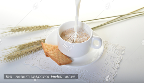 牛奶澆灌麥片